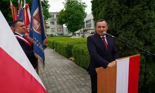 Zdjęcie do Obchody Majowe we Włoszczowie. Mieszkańcy uczcili Święto Pracy, Dzień Flagi RP i rocznicę uchwalenia Konstytucji 3 Maja