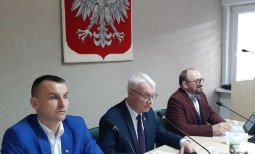 Zdjęcie do Świąteczno - noworoczne życzenia przewodniczącego Rady Miejskiej Grzegorza Dudkiewicza. Na ostatniej w tym roku sesji Rady Miejskiej wybrzmiała kolęda 