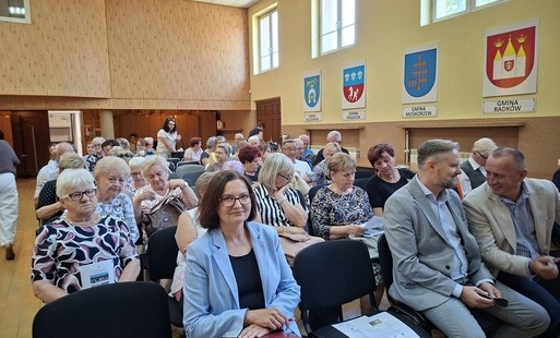 Zdjęcie do Seniorzy z powiatu włoszczowskiego na eko szlaku