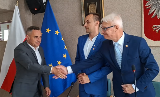 Zdjęcie do Jednogłośne absolutorium i wotum zaufania przy jednym głosie wstrzymującym dla burmistrza Grzegorza Dziubka. Radni wysoko ocenili działania samorządu gminy Włoszczowa