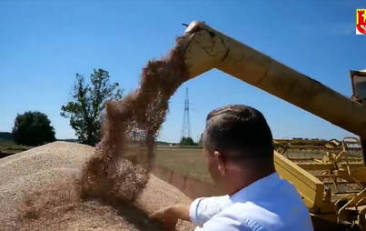 Zdjęcie do Burmistrz Wloszczowy Grzegorz Dziubek i strostowie gminnych dożynek zapraszają do Łachowa. Wideo
