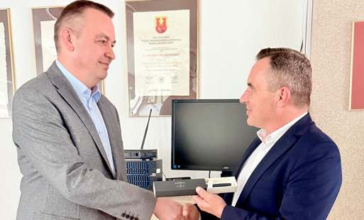 Zdjęcie przedstawiajace Burmistrza Gminy Włoszczowa oraz Roberta Suchanka nowego Sekretarza Gminy Włoszczowa