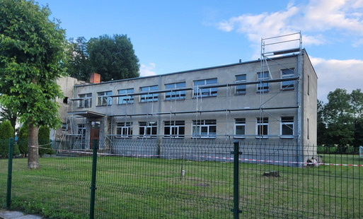 Zdjęcie przedstawiające Świętlicę Wiejską w Motycznie podczas remontu