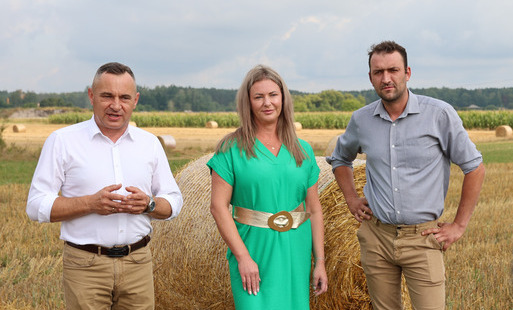 Zdjęcie przedstawiające Burmistrza Gminy Włoszczowa, Ewę Janus i Huberta Jedliczkę