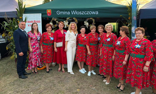 Koło Gospodyń Wiejskich Jeżowice reprezentowało Gminę Włoszczowa na Dożynkach Powiatowo-Gminnych w Seceminie 