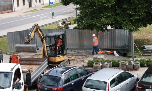 Zdjęcie przedstawiające prace budowlane na Placu Konstytucji 3 Maja