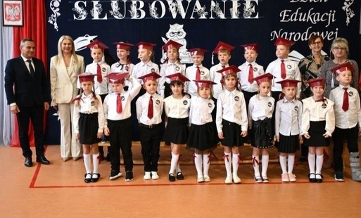 Uroczysta akademia i ślubowanie pierwszoklasistów w Koniecznie