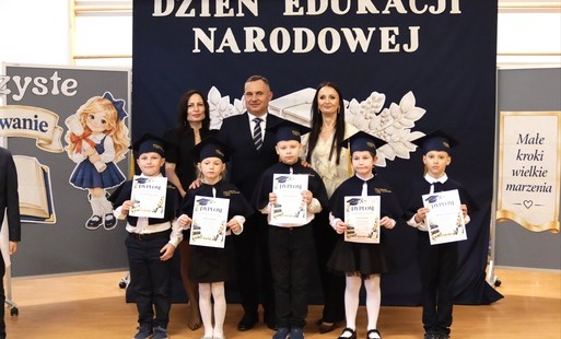 Ślubowanie uczniów klasy pierwszej i Dzień Edukacji Narodowej w Czarncy 