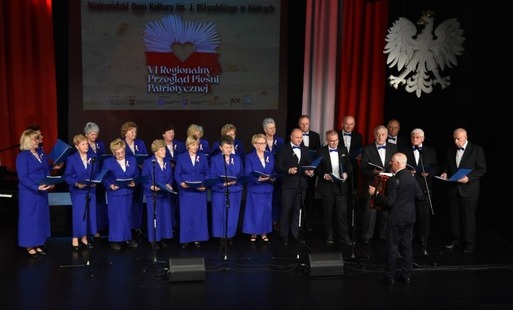 Chór Seniora „Niezastąpieni” z Włoszczowy z II miejscem w regionalnym przeglądzie pieśni patriotycznej